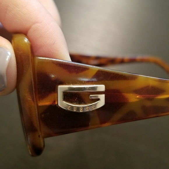PRICE DROP! Guess sunglasses - Picture 4 of 4